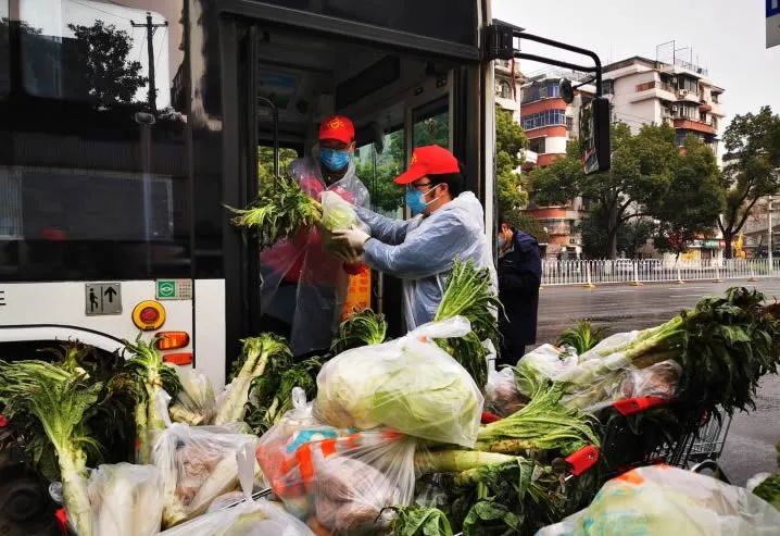 用垃圾车运肉，“排骨它不香吗？”