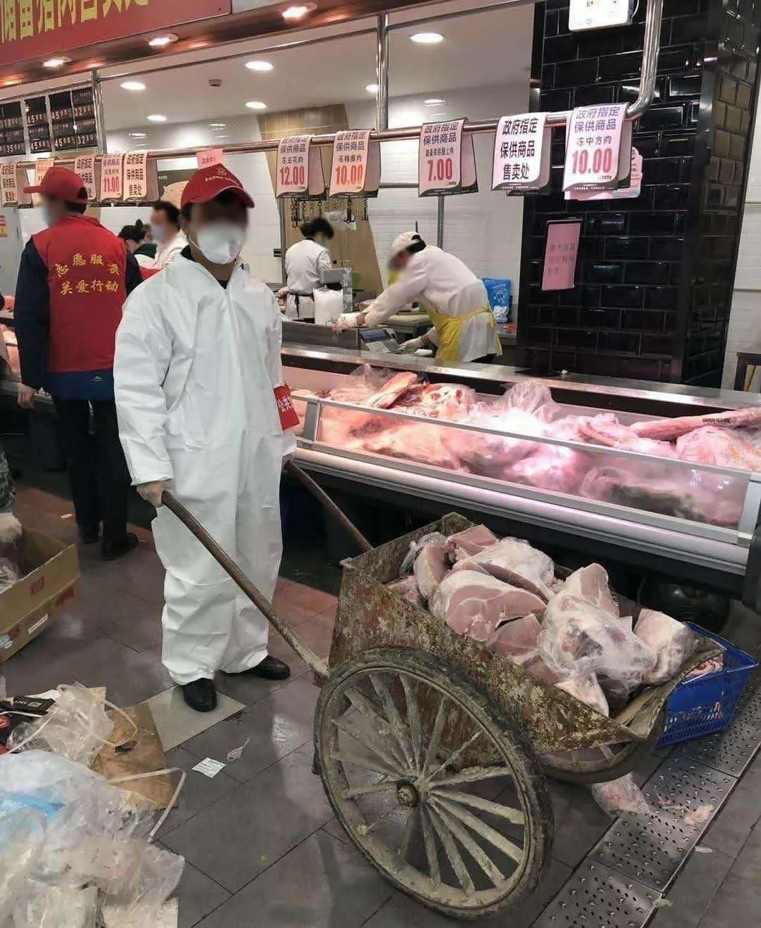 用垃圾车运肉，“排骨它不香吗？”